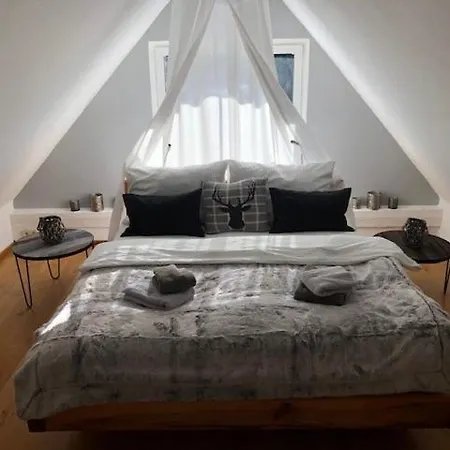 Pool, Pokale, Sauna, Billard, Kirche U. Viel Villa