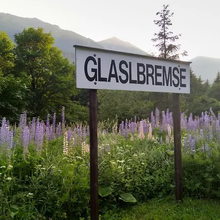 Pool, Pokale, Sauna, Billard, Kirche U. Viel *