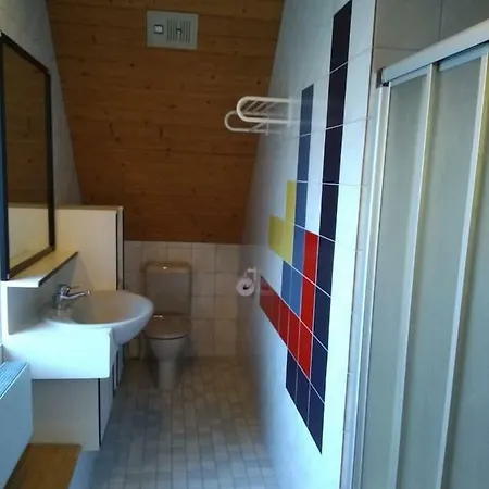Pool, Pokale, Sauna, Billard, Kirche U. Viel *