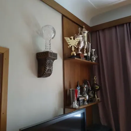 Pool, Pokale, Sauna, Billard, Kirche U. Viel *