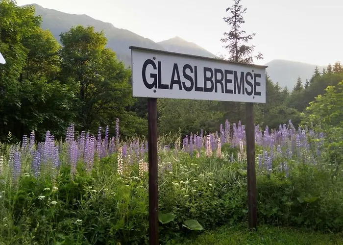 Pool, Pokale, Sauna, Billard, Kirche U. Viel *