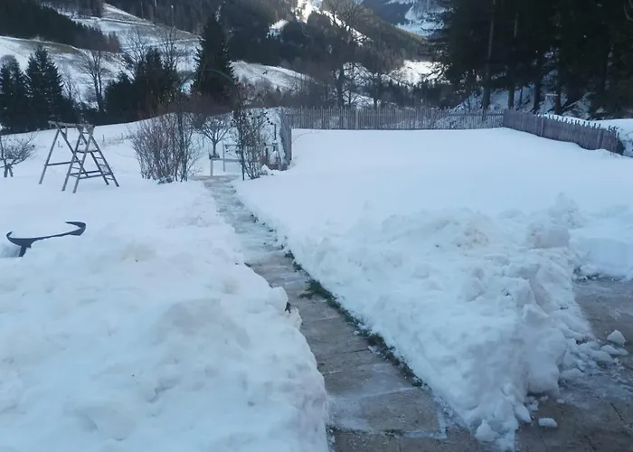 Pool, Pokale, Sauna, Billard, Kirche U. Viel *