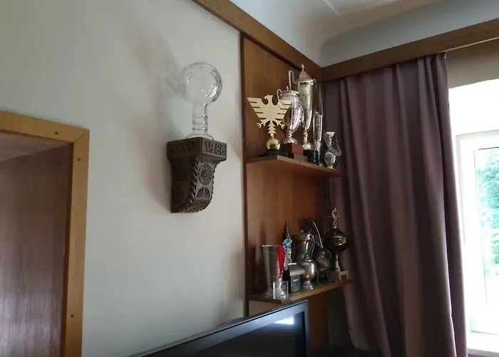 Pool, Pokale, Sauna, Billard, Kirche U. Viel *